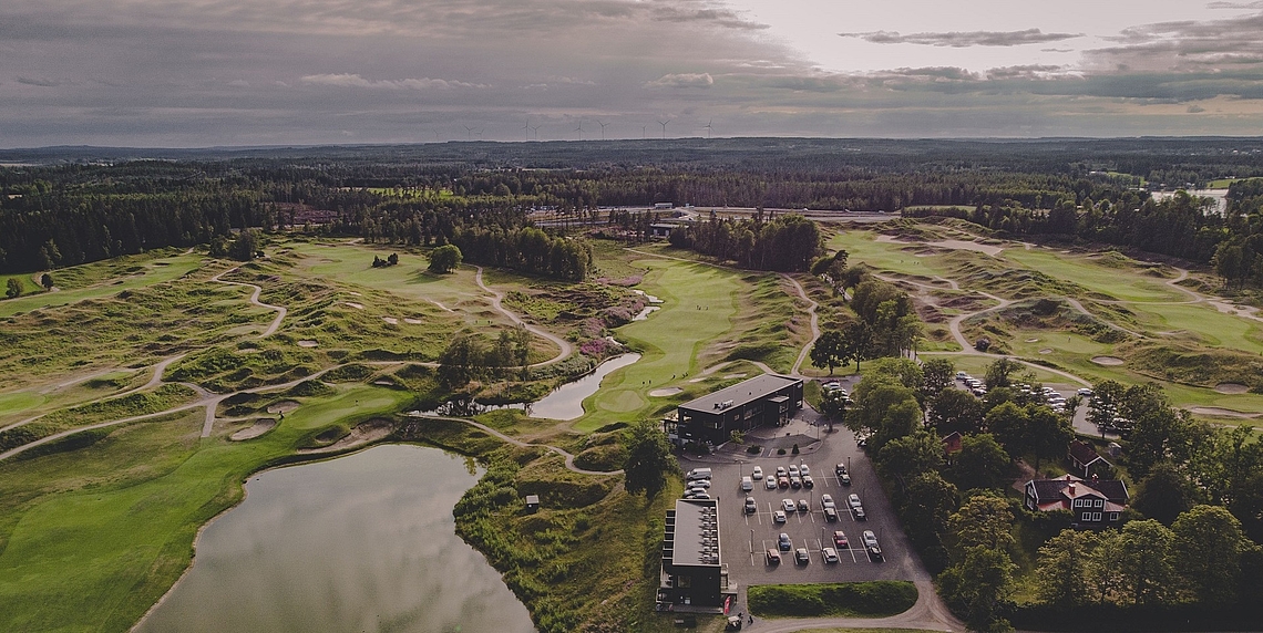 Hotellet, klubhuset og herregården ligger side om side i Sand Golf Club