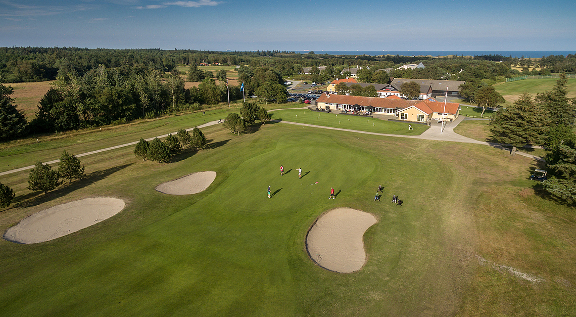 Hvide Klit Golf - Bo på banen