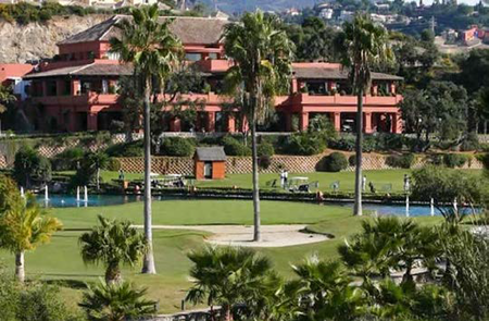 Santa Clara er en forholdsvis ny golfklub i Marbella med et imponerende klubhus og en førsteklasses restaurant