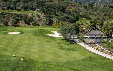 På par 3-hullet 3 på Santa Clara-banen ser man til højre det gamle flodleje, der løber gennem hele banen og præger adskillige huller