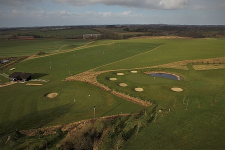 Hobro Golfklub Driving range og hull 14 sett fra luften