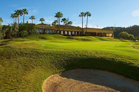 I modsætning til Santa Clara hører nabobanen Marbella Golf & Country Club til Solkystens ældste, hvilket tydeligt illustreres af det gamle klubhus i britisk stil